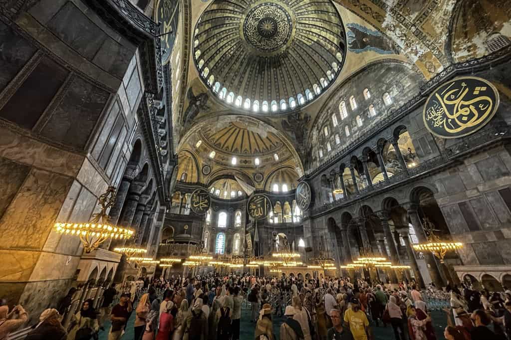 Besøker Hagia Sophia i Istanbul sammen med en profesjonell guide som har guiding-sertifikat på norsk for offisiell guidetjeneste.