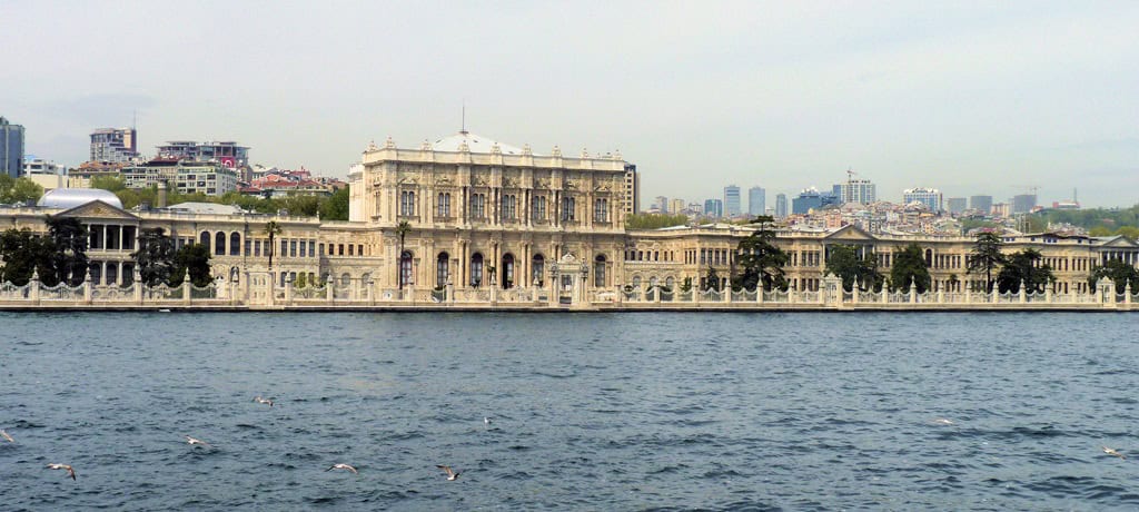 Official and authorized tour guide for Dolmabahçe Palace, guided tour in Bosphorus, Pera and Istiklal Street