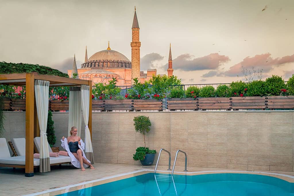 Hôtel de luxe avec piscine offrant une vue spectaculaire sur Sainte-Sophie à Istanbul