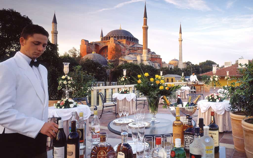 Bar de luxe au Four Seasons avec vue sur Sainte-Sophie à Istanbul