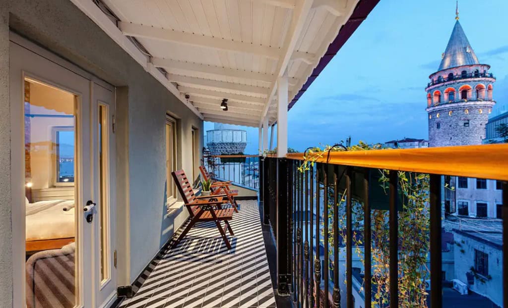 Balcon d’hôtel avec vue sur la tour de Galata à Istanbul, parfait pour séjourner près des monuments