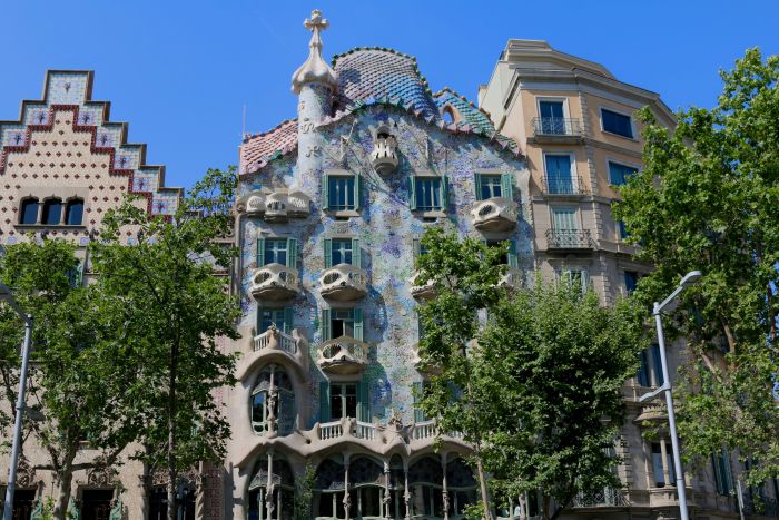 Colorida fachada modernista de la Casa Batlló de Antoni Gaudí en el Paseo de Gracia de Barcelona