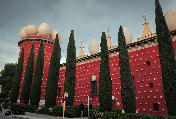 Muros rojos y huevos gigantes del Teatro-Museo Salvador Dalí en Figueres, cerca de Barcelona