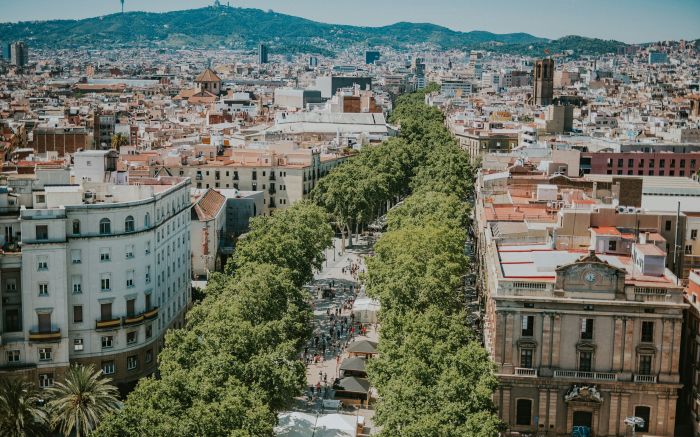 Vista aérea de Las Ramblas, el bulevar peatonal arbolado del casco antiguo de Barcelona