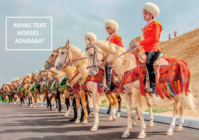 De jeunes soldats turkmènes en tenue traditionnelle chevauchent les célèbres chevaux Akhal