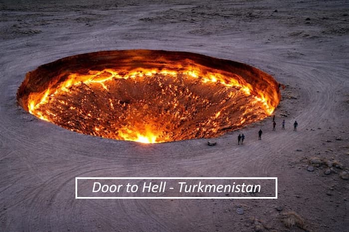 Un immense cratère en forme de globe, en proie à des flammes continues, dans le désert du Turkménistan. Six personnes observent le spectacle depuis le bord du cratère.