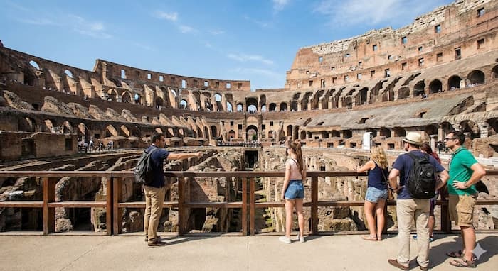 Slovenský súkromný sprievodca vysvetľuje históriu malej skupine vo vnútri Kolosea v Ríme