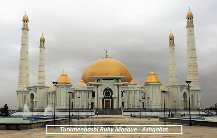 La magnifique mosquée Ruhy de Turkmanbashi, avec son dôme doré et ses quatre minarets