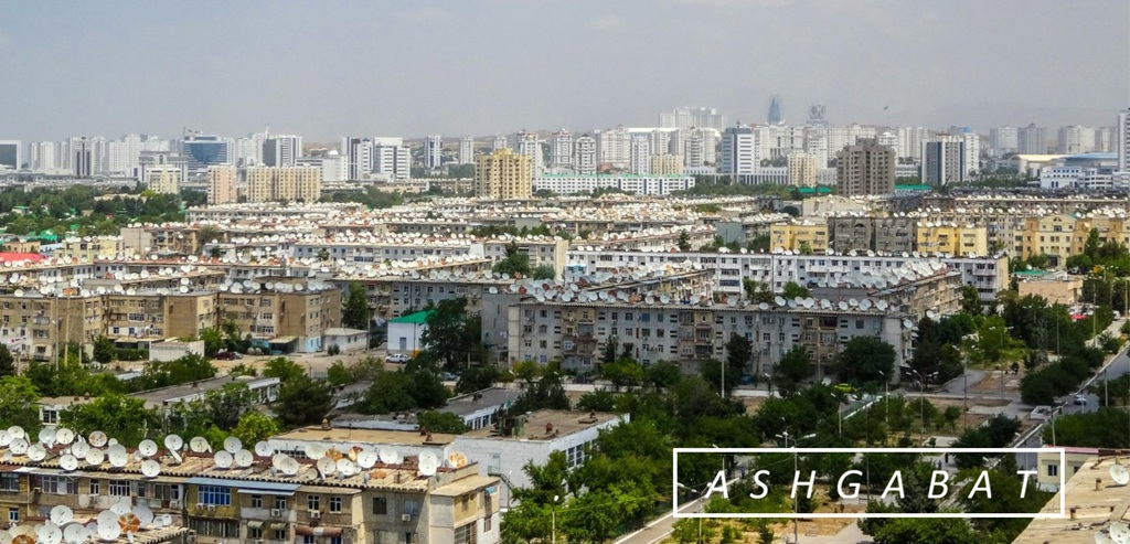 Vue panoramique d'Achgabat, la capitale : bâtiments modernes en marbre blanc entourés de vastes jardins verdoyants