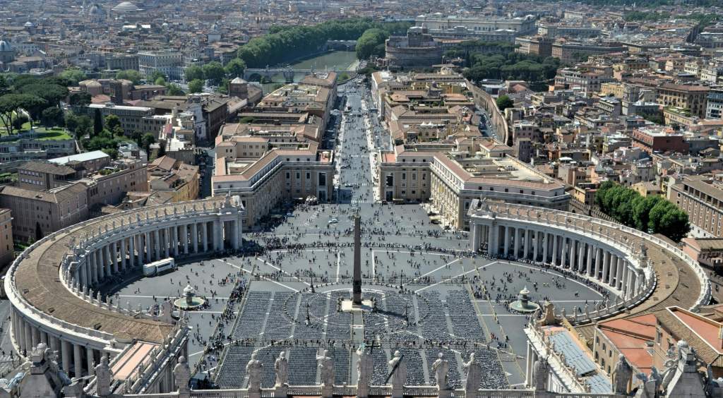 Letecký pohľad na Námestie svätého Petra a Vatikán z vrcholu kupoly Baziliky
