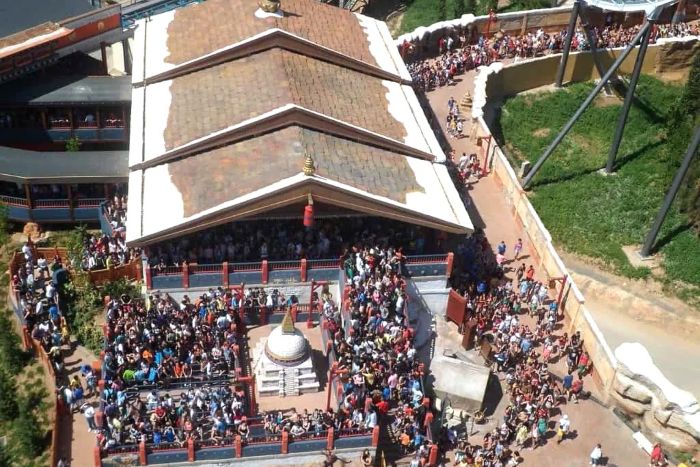 ディズニーランド・パリのテーマランド入り口で長蛇の列に並ぶ大勢のゲスト