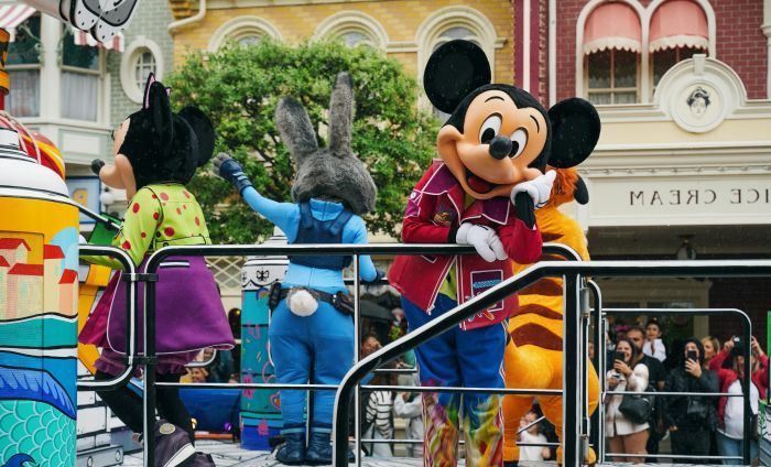 パリのディズニーランド・パーク、メインストリートUSAを日々進むパレード