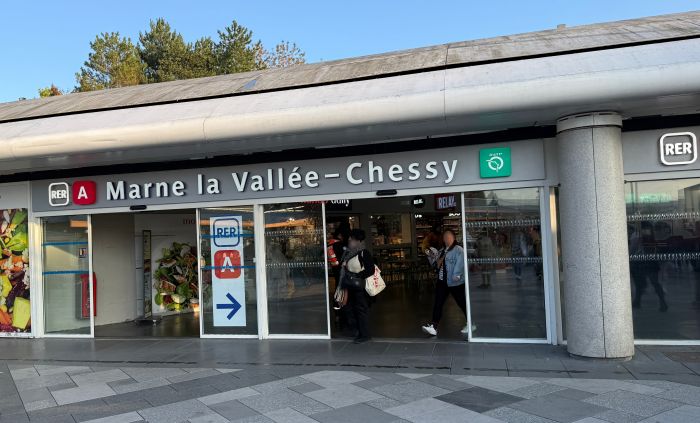 ディズニーランド・パリのエントランス横にあるマルヌ=ラ=ヴァレ/シェシー駅のRER A線のホーム