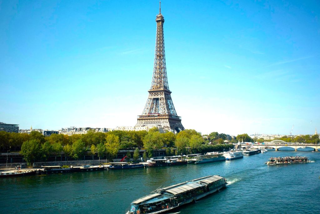 Der Eiffelturm in Paris vom anderen Seineufer aus gesehen