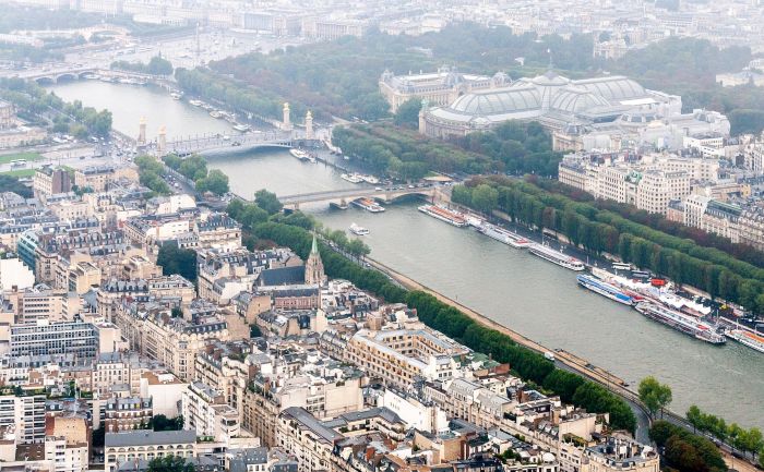 Die Aussichtsplattform auf der zweiten Etage des Eiffelturms mit Blick auf Paris