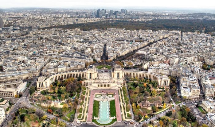 Blick über die Skyline von Paris von der Spitze des Eiffelturms