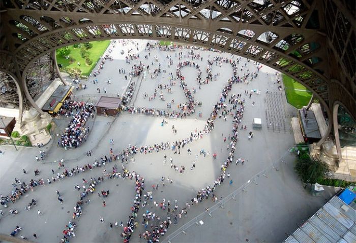 Luftaufnahme der langen Warteschlange vor den Kassen des Eiffelturms in Paris