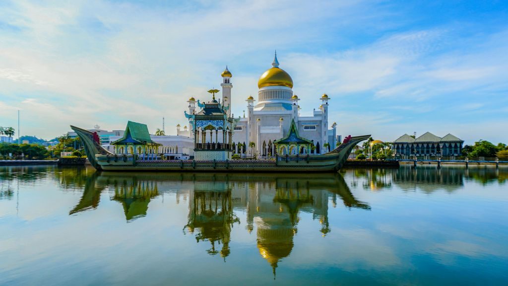 Omar Ali Saifuddien Mosque with golden dome and lagoon in Bandar Seri Begawan, Brunei — private tour with a licensed local guide