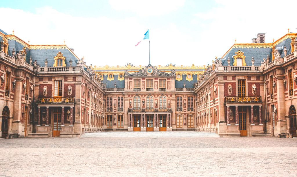 Huvudfasaden och hedersgården vid Versailles slott i Paris, Frankrike