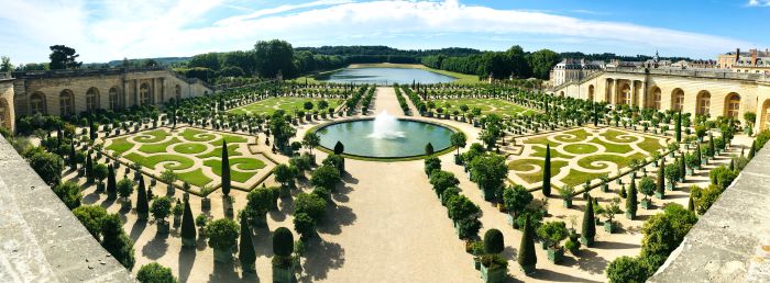 噴水があるアンドレ・ル・ノートル設計のベルサイユのフランス式庭園
