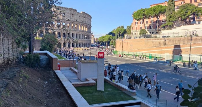 Der Ausgang der Metrostation Colosseo (Linie B) direkt gegenüber dem Kolosseum in Rom