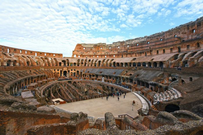 Innenraum des Kolosseums in Rom mit den Zuschauerrängen, dem Arenaboden und dem freigelegten unterirdischen Hypogäum