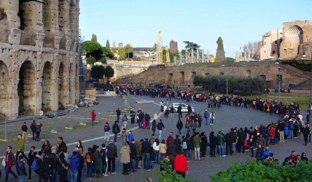 Lange Warteschlange von Besuchern vor dem Eingang des Kolosseums in Rom