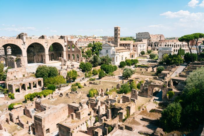 Blick über die Ruinen des Forum Romanum vom Palatin, beide im Kolosseum-Ticket in Rom enthalten