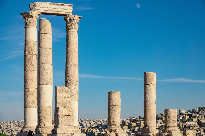 أعمدة معبد هرقل في قلعة عمّان المطلّة على المدينة في الأردن
