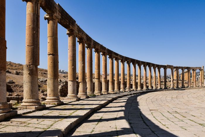 الساحة البيضاوية وأعمدة مدينة جرش الرومانية في رحلة يومية من عمّان