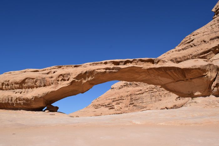 الكتل الصخرية الرملية في محمية وادي رم في جولة جيب خاصة من عمّان