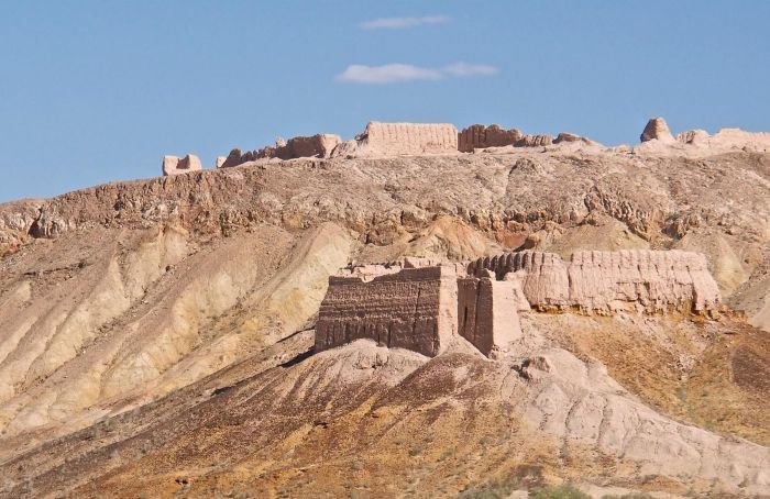 La forteresse de terre d'Ayaz-Kala dominant le désert du Khorezm