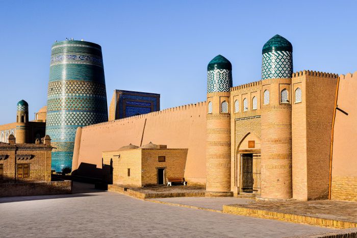 Remparts de pisé d'Itchan Kala à Khiva au lever du jour