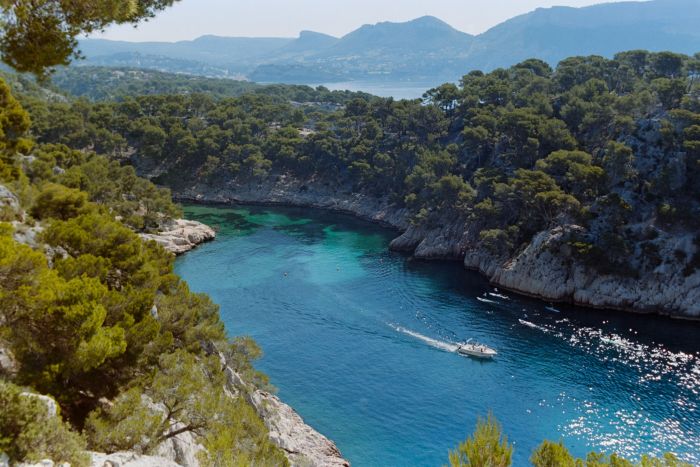 Bateau entrant dans une calanque près de Cassis lors d'une excursion depuis Marseille