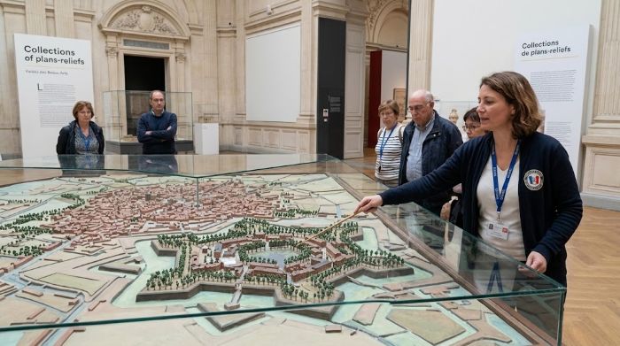 Guide-conférencier commentant un plan-relief de Vauban au Palais des Beaux-Arts de Lille