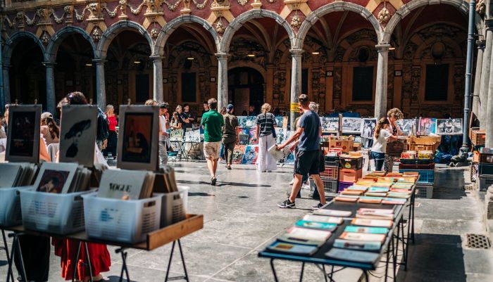 Cour à arcades de la Vieille Bourse sur la Grand'Place de Lille lors d'une visite privée à pied