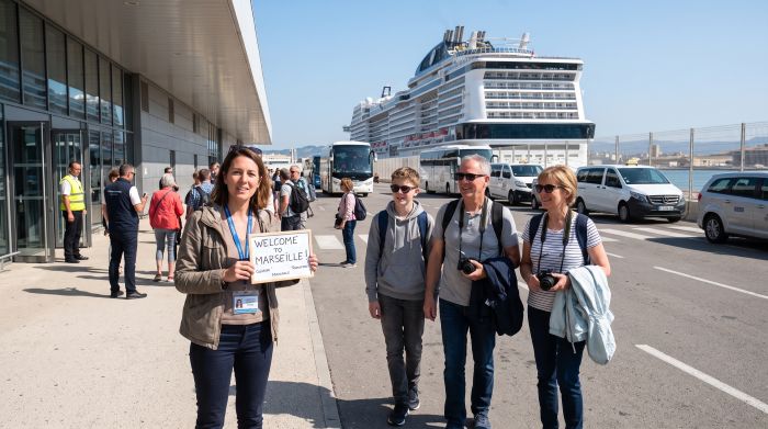 Guide accueillant des croisiéristes au terminal croisière de Marseille pour une escale privée