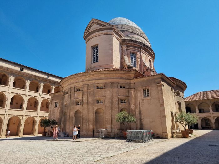 Cour et chapelle à coupole de la Vieille Charité au Panier, visite privée de Marseille