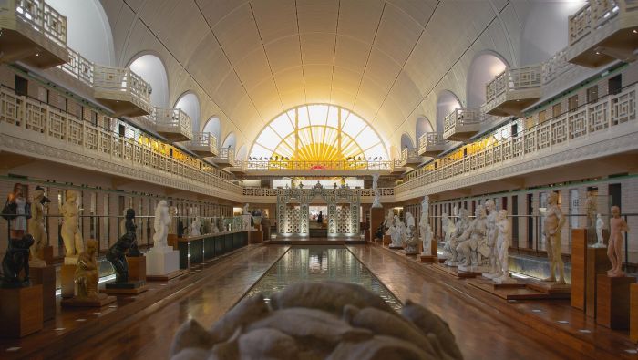Bassin art déco et galerie de sculptures du musée La Piscine à Roubaix, près de Lille
